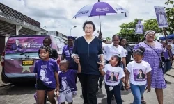 Lijsttrekker Jennifer Simons van de NDP na afloop van het stemmen op de dag van de verkiezingen in Suriname in mei. Foto Ramon van Flymen/ANP Lijsttrekker Jennifer Simons van de NDP na afloop van het stemmen op de dag van de verkiezingen in Suriname in mei. Foto Ramon van Flymen/ANP